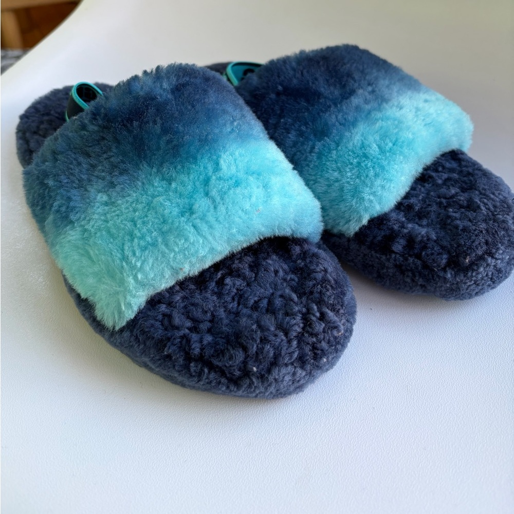 Ugg blue gradient fluff yeah slides youth size 4 cozy sheepskin